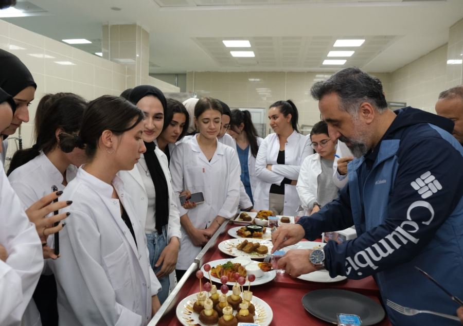 Artuklu Üniversitesinin Diyet Yemekleri ve Tatlıları Yarışmasının Jürisi Rektör  ve Tıp Fakültesi Dekanı  Oldu