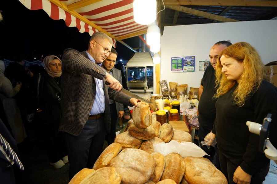 ÜSKÜDAR BELEDİYESİ 81 İLİN YÖRESEL LEZZETLERİNİ HAREM MEYDANI’NDA BULUŞTURDU 