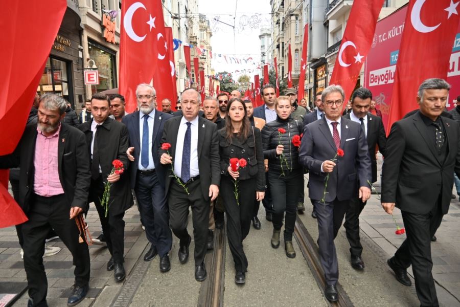 ZAFER PARTİSİ GENEL BAŞKANI ÜMİT ÖZDAĞ İSTİKLAL CADDESİNE KARANFİL BIRAKTI