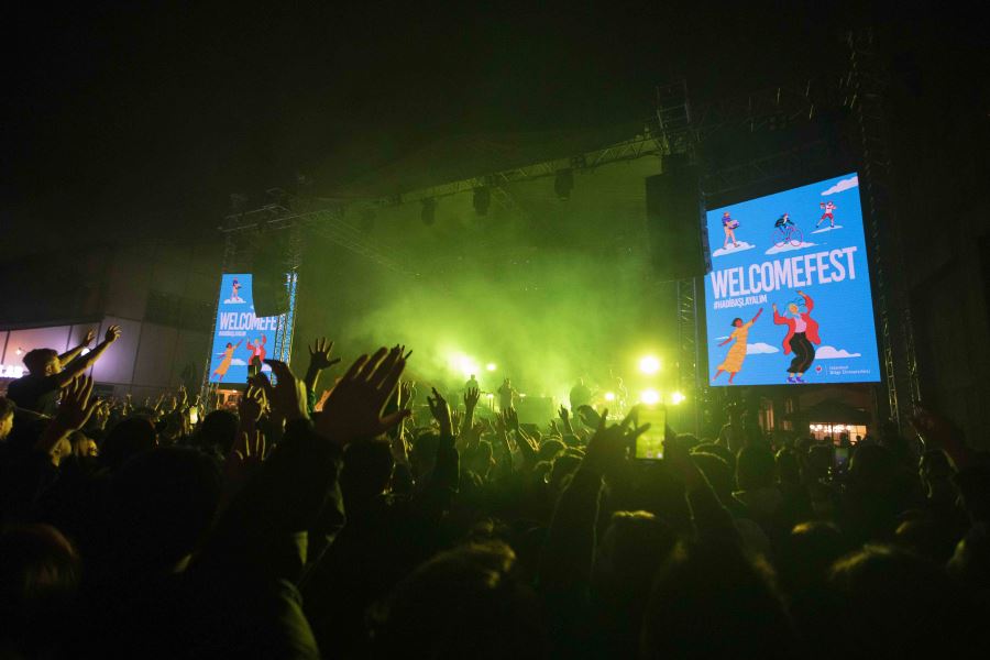 Ünlü rap sanatçısı Ceza BİLGİ WelcomeFest’te sahne aldı 
