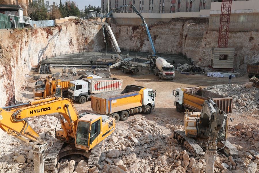 Artuklu ilçesinde İki Katlı Kapalı Otopark Projesinin İlk Betonu Döküldü