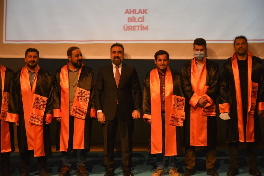 MARDİN ARTUKLU ÜNİVERSİTESİNDE AKADEMİK DEĞERLENDİRME TOPLANTISI VE CÜBBE GİYME TÖRENİ