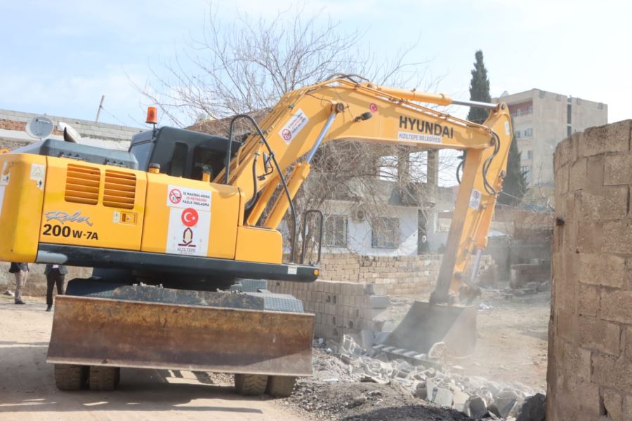 Kızıltepe İlçesinde Metruk Binaların Yıkımı Sürüyor