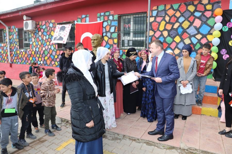 MAZIDAĞI KAYMAKAMI GÖRMÜŞ,OKUMA YAZMA ÖĞRENEN KADINLARIN  MEZUNİYET TÖRENİNE KATILDI