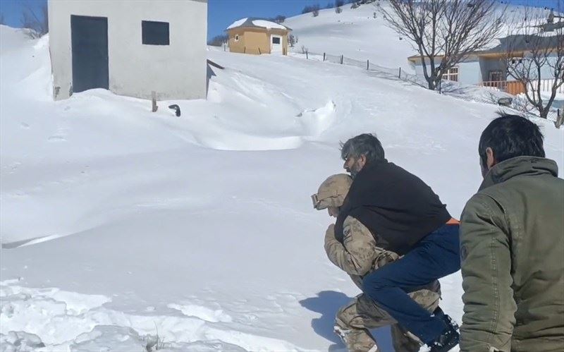 BİNGÖL DE JANDARMA KANSER HASTASI VATANDAŞI SIRTINDA TAŞIDI