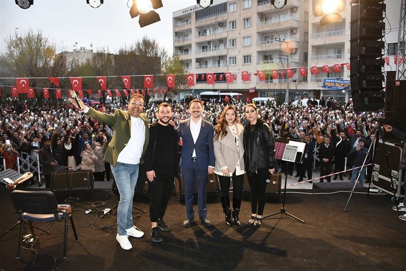 NUSAYBİN İLÇESİNDE NEVRUZ FESTİCVALİ COŞKU İLE GERÇEKLEŞTRİLDİ