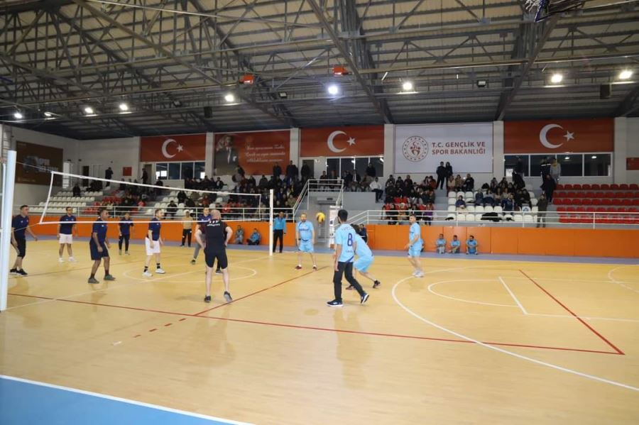 SAVUR İLÇESİNDE KAYMAKAMLIK VOLEYBOL TURNUVASI BAŞLADI