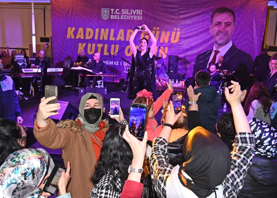 Kadınlar gününde Nadide Sultan izdihamı