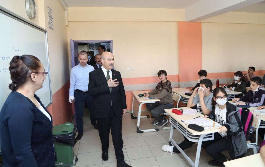 Mardin Valisi  Demirtaş, Öğrencilere Deneme Sınavında Başarılar Diledi