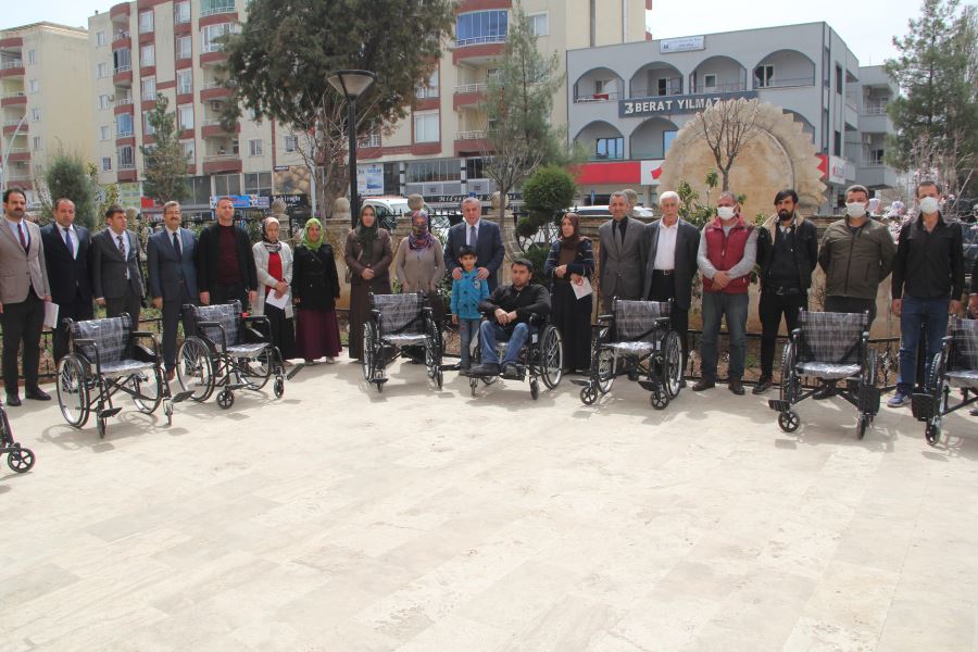 Midyat Belediyesi, engellilere tekerlekli sandalye dağıttı