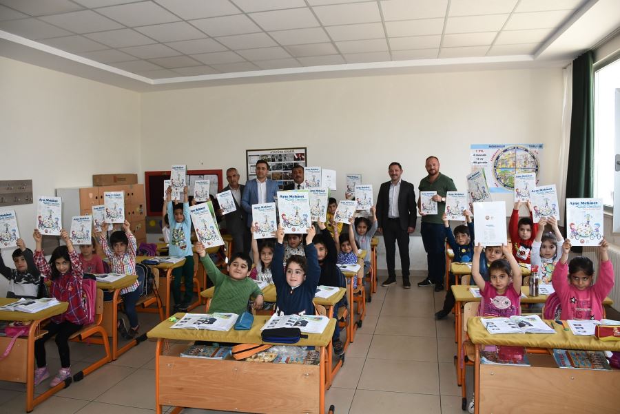 Nusaybin Kaymakamı Ercan Kayabaşı,   Öğrencilere Kitap Hediye Etti