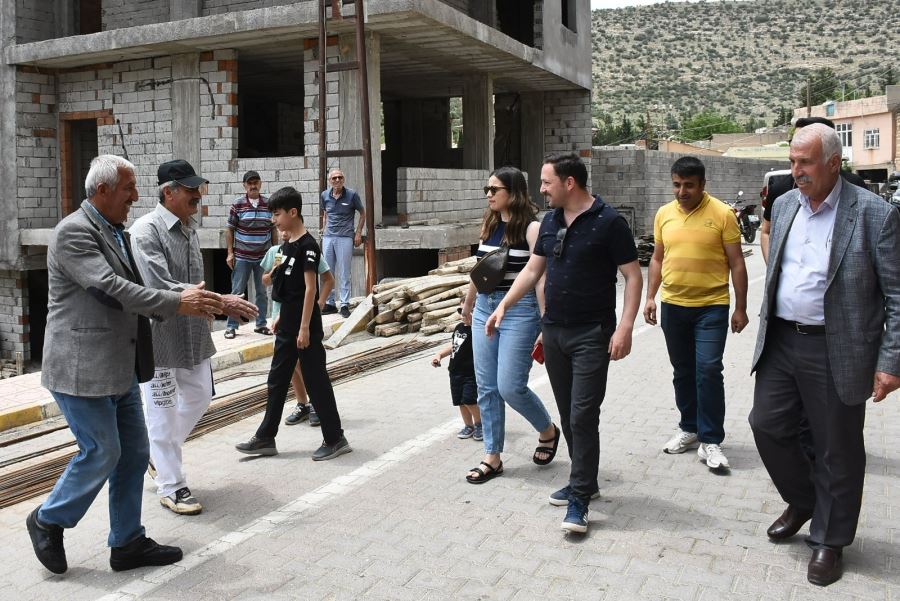 NUSAYBİN KAYMAKAMI KAYABAŞI VE EŞİ, AKARSU MAHALLESİNİ ZİYRET ETTİ