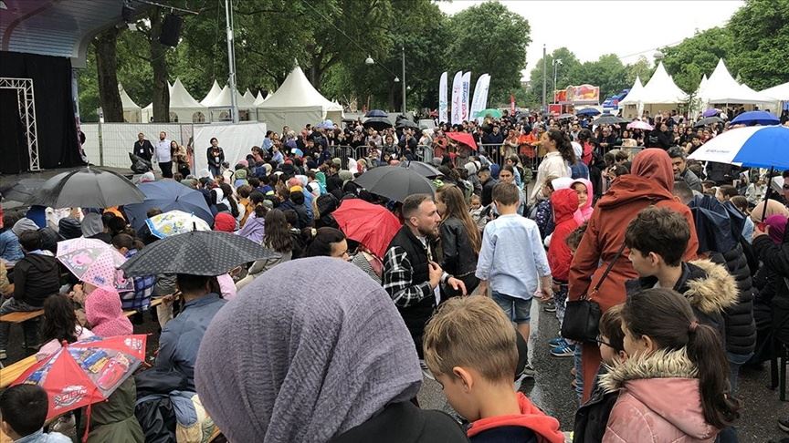 HOLLANDA’DA FESTİVALLAR, FUARLAR VE KERMESLER ONBİNLERCE TÜRK’Ü BİR ARAYA GETİRDİ.