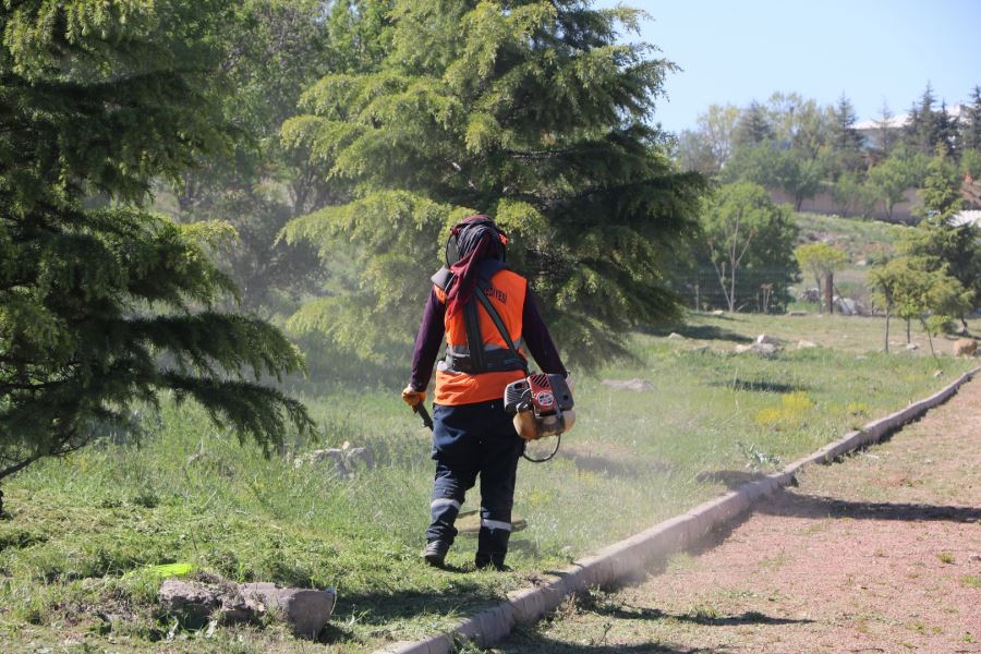 Elmadağ Belediyesinden  Park ve Bahçelerde Bakım ve Onarım Çalışmaları