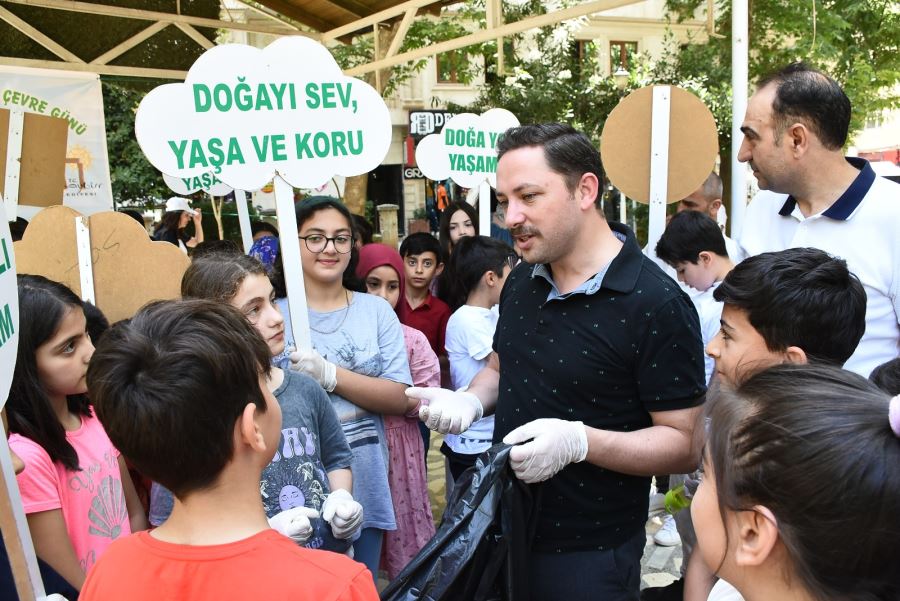 Nusaybin İlçe Kaymakamı   Ercan Kayabaşı, Öğrencilerle Birlikte  Temizlik Etkinliğine Katıldı.