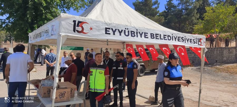 Eyyübiye Belediyesi İlçede Binlerce Türk  Bayrağı Dağıttı
