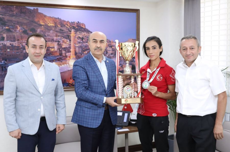  Balkan 2’ncisi olan Mardinli Milli Atlet Fatma Arık’tan Vali Demirtaş Ziyaret