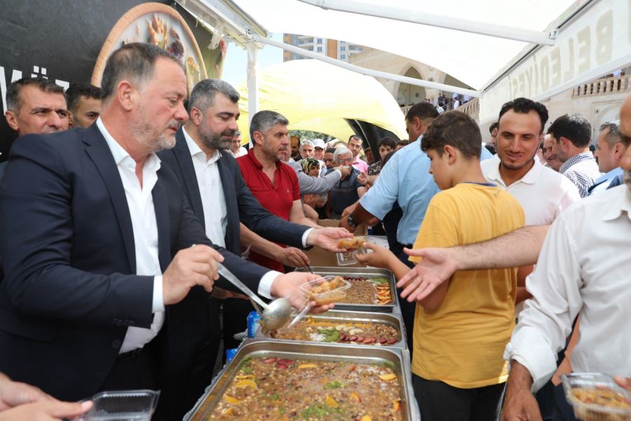 ARTUKLU BELEDİYE BAŞKANI MEHMET TATLIDEDE AŞURE DAĞITTI