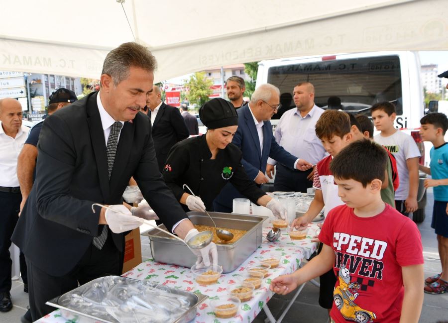 Başkan Murat Köse Aşure Dağıttı