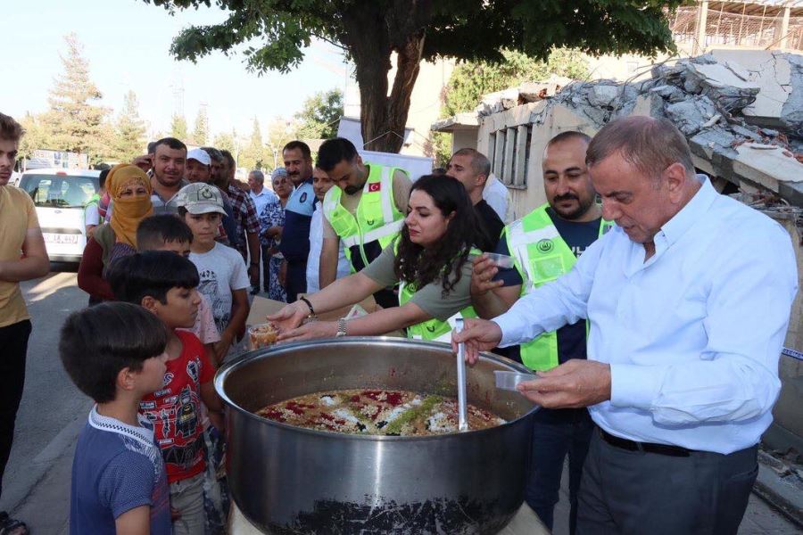 BAŞKAN VEYSİ ŞAHİN  VATANDAŞLARA AŞURE DAĞITTI