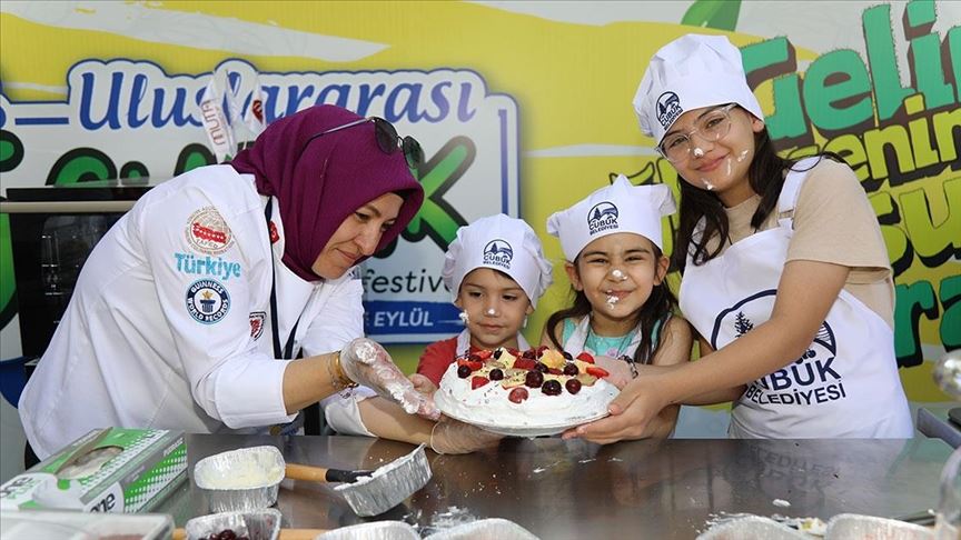  Çubuk Turşu Festivali’nde çocuklar vişneli pasta yapmayı öğrendi