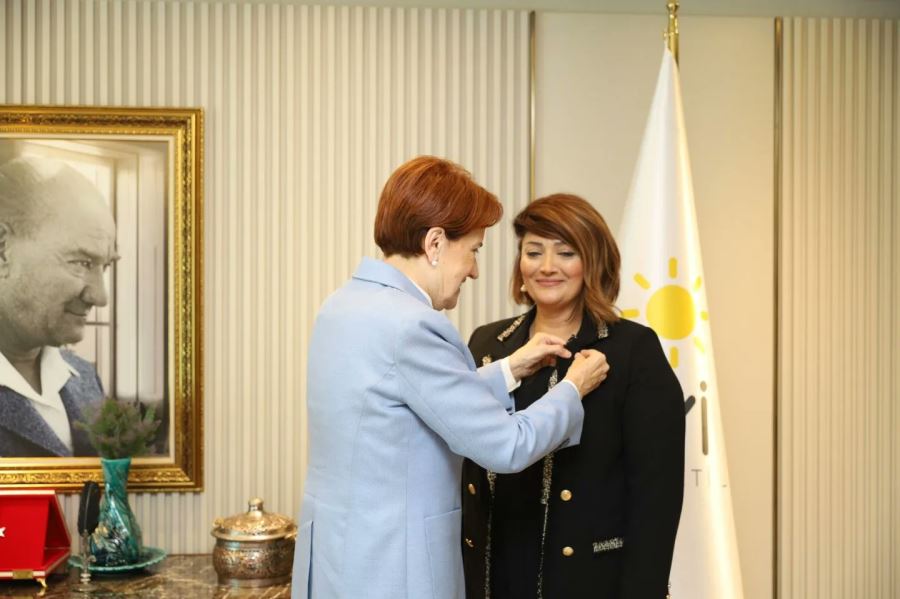 AKP’den İYİ Parti’ye geçti, rozetini Meral Akşener taktı