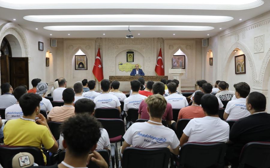  Sivas’tan gelen öğrenciler,Mardin Valisi Demirtaş’ı ziyaret etti.