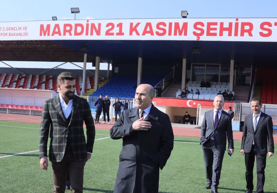 Mardin Valisi  Demirtaş Mardin 1969 Spor futbolcularına Baklava İkram Etti
