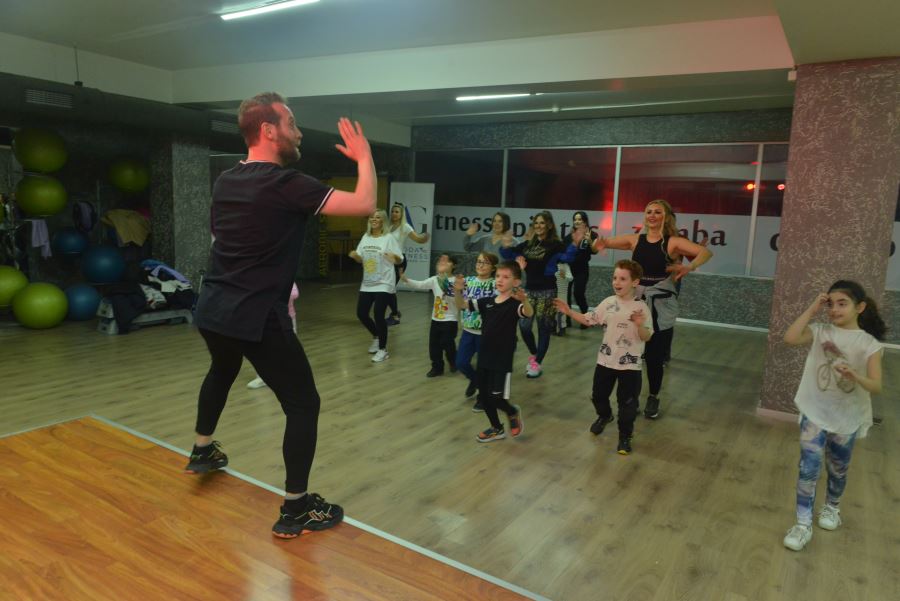 Çocuklar anneleriyle zumba yaptı