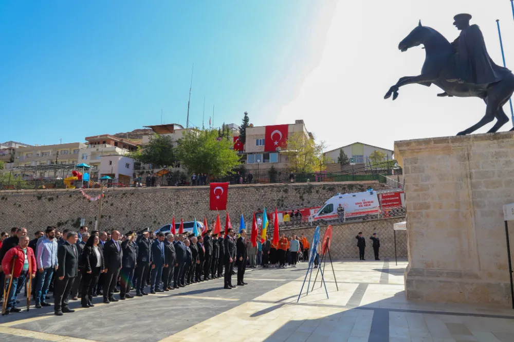 SAVUR İLÇESİNDE  CUMHURİYET BAYRAMI ÇELENK KOYMA TÖRENİ DÜZENLENDİ