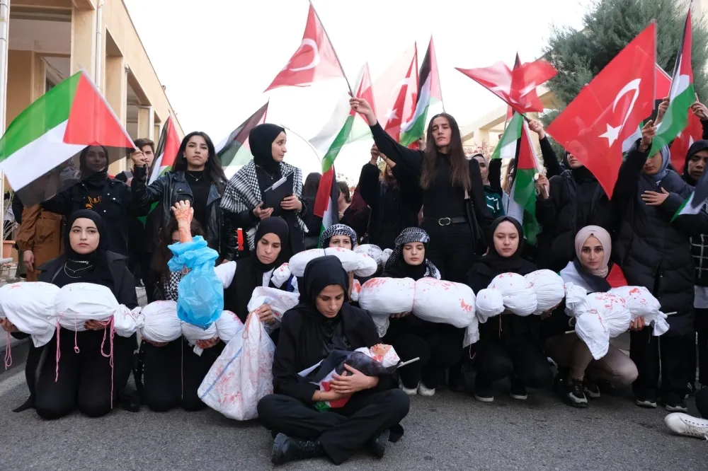 Mardin Artuklu  üniversitesi Öğrencilerinden  Dünyaya Katliamı Durdurun Çağrısı  