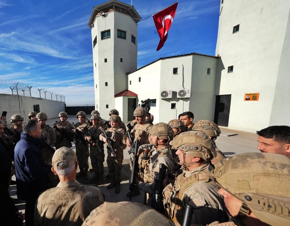 İÇİŞLERİ BAKANI YERLİKAYA MARDİN DİBEK JANDARMA ÜSSÜNDEN GÜVENLİK GÜÇLERİNİN YENİ YILINI KUTLADI