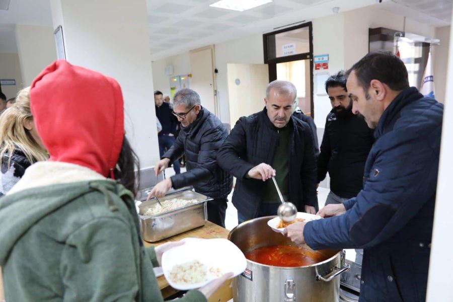 MARDİN İL MİLLİ EĞİTİM    MÜDÜRLÜĞÜ  DEPREM BÖLGESİNDE  SICAK YEMEK DAĞITIYOR