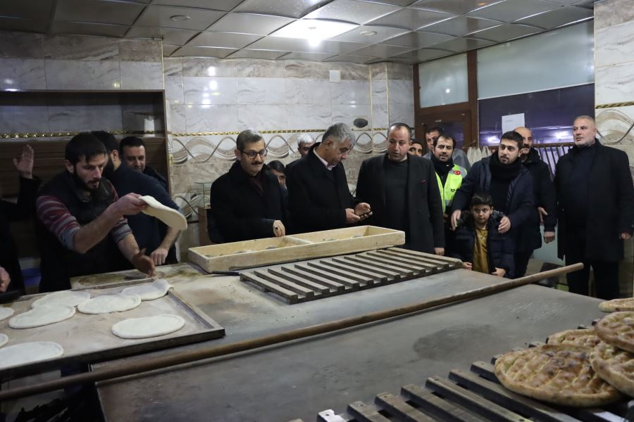 Midyat’ta gönüllü gençler depremzedeler için fırında ekmek pişiriyor  