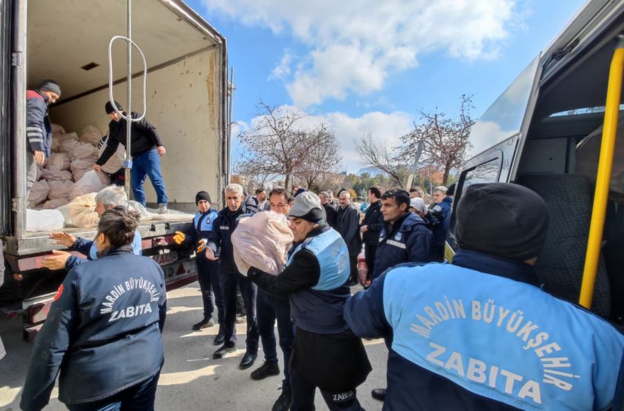  SAVUR İLÇESİNDEN DUALARLA YOLA ÇIKAN YARDIM TIRI  DAĞITIMINI TAMAMLAYIP GERİ DÖNDÜ