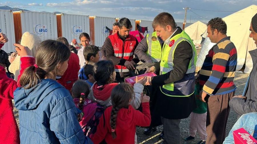 MİDYATLI GENÇLER YARDIM OLUP,DEPREM BÖLGESİNE YAĞDILAR