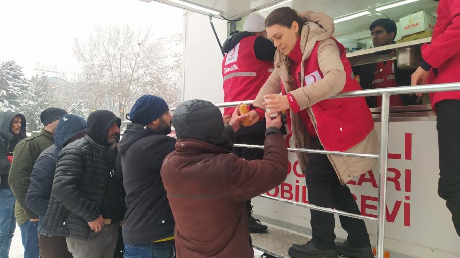 KIZILAY DEPREM BÖLGESİNDE, AFETZEDELERE SICAK YEMEK VERMEYE BAŞLADI