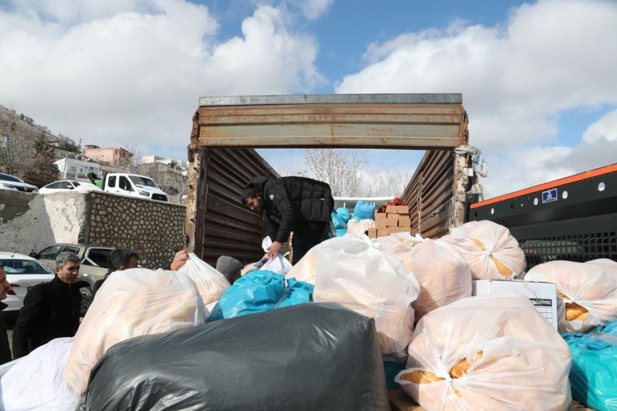 Mardin Büyükşehir Belediyesi  deprem bölgesine  yardımlarına devam ediyor