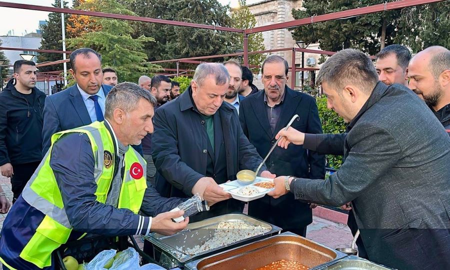 MİDYAT BELEDİYESİ İFTAR ÇADIRINDA DEPREMZEDELER İLK  İFTARINI BAŞKAN ŞAHİN İLE BİRLİKTE AÇTI