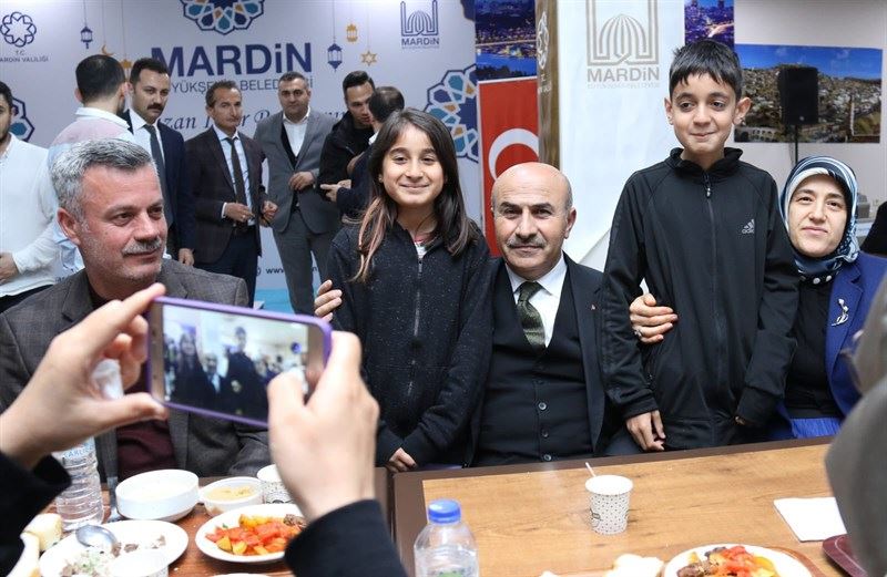 Mardin Valisi  Demirtaş, İlk İftarını Depremzede Vatandaşlarımız İle Yaptı