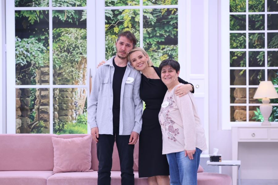 Günlerdir kayıp olan oğluna Esra Erol’da kavuştu. 