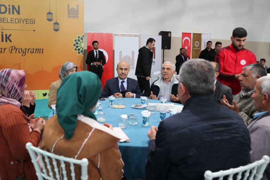 Mardin Valisi  Demirtaş Derik ilçesinde  Vatandaşlarla  İftarını Açtı