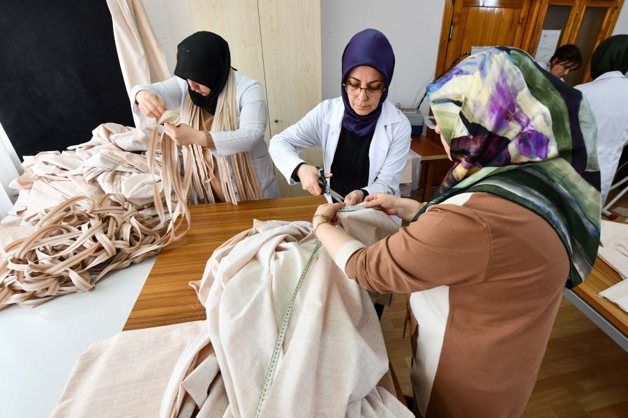 ANKARA BÜYÜKŞEHİRİN BELMEK KURSLARINDA DEPREMZEDE VATANDAŞLAR İÇİN NEVRESİM TAKIMI DİKİLİYOR