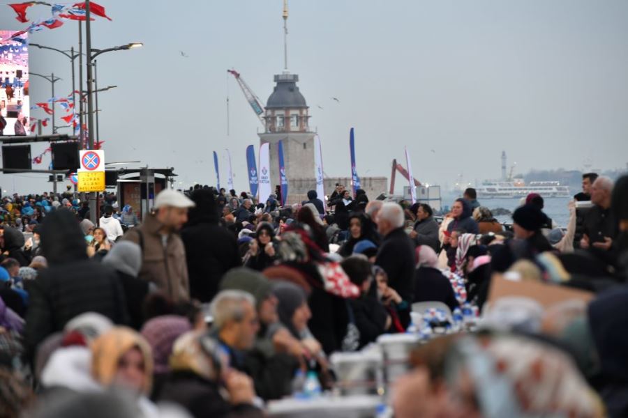 YILIN EN BÜYÜK İFTAR SORFASI ÜSKÜDAR’DA  DEPREMZEDELER İÇİN KURULDU 