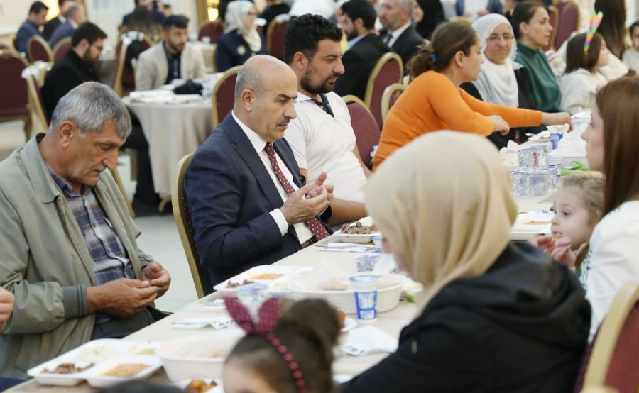 Mardin Valisi  Demirtaş Nusaybin İçesinde İftarını Açtı