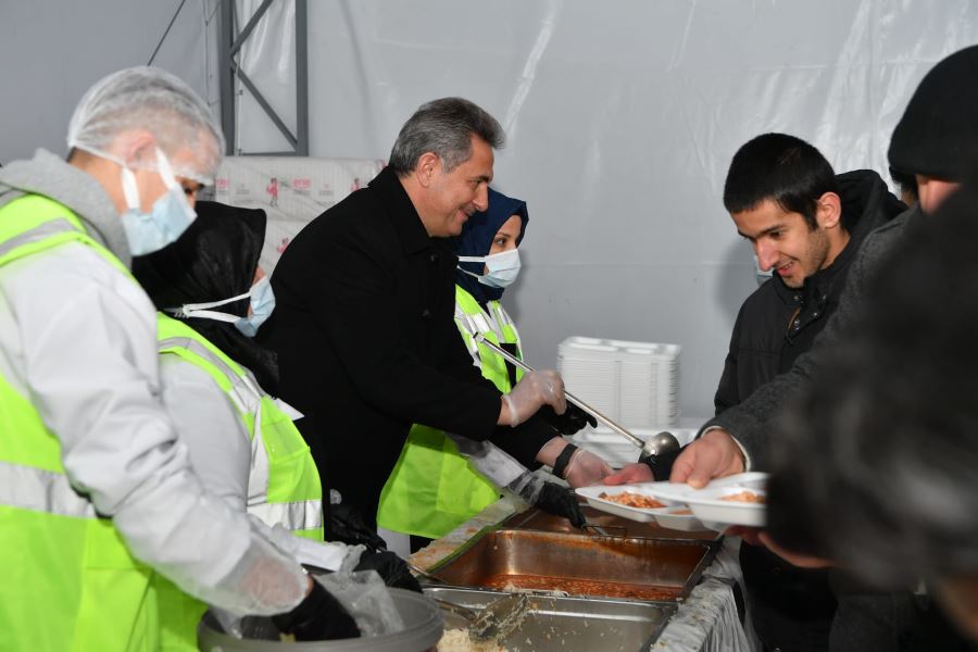Mamak Belediye Başkanı  Köse, iftar çadırında vatandaşlara yemek dağıttı