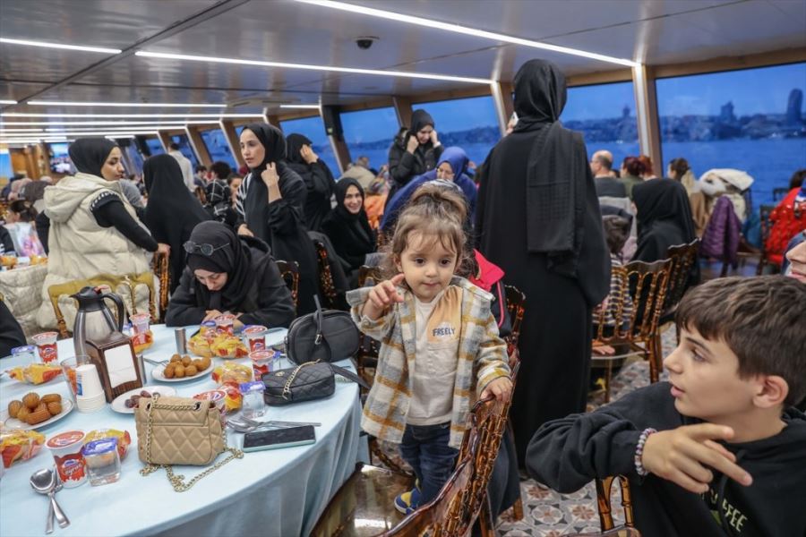 ÜSKÜDAR’DA YAKLAŞIK 300 DEPREMZEDE İFTARINI BOĞAZDA, VALİDE SULTAN GEMİSİ’NDE YAPTI