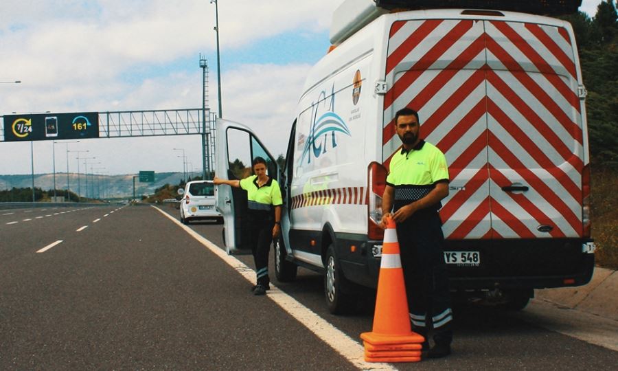 Yolları açık tutan otoyol çalışanlarının güvenliği sürücülerin elinde