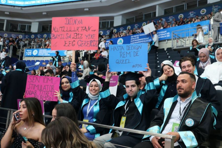 Üsküdar Üniversitesi 10. Mezunlarını uğurladı 