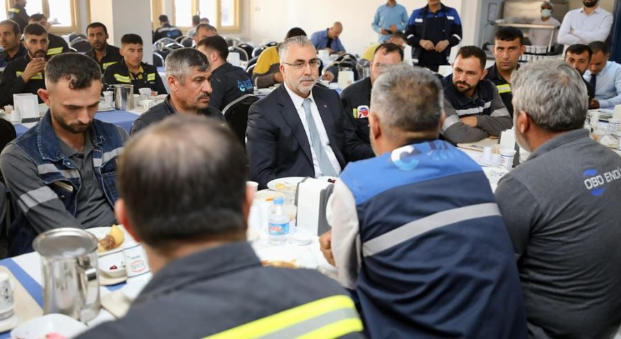 Bakan Işıkhan, Mardin’de İşçilerle Yemek Yedi